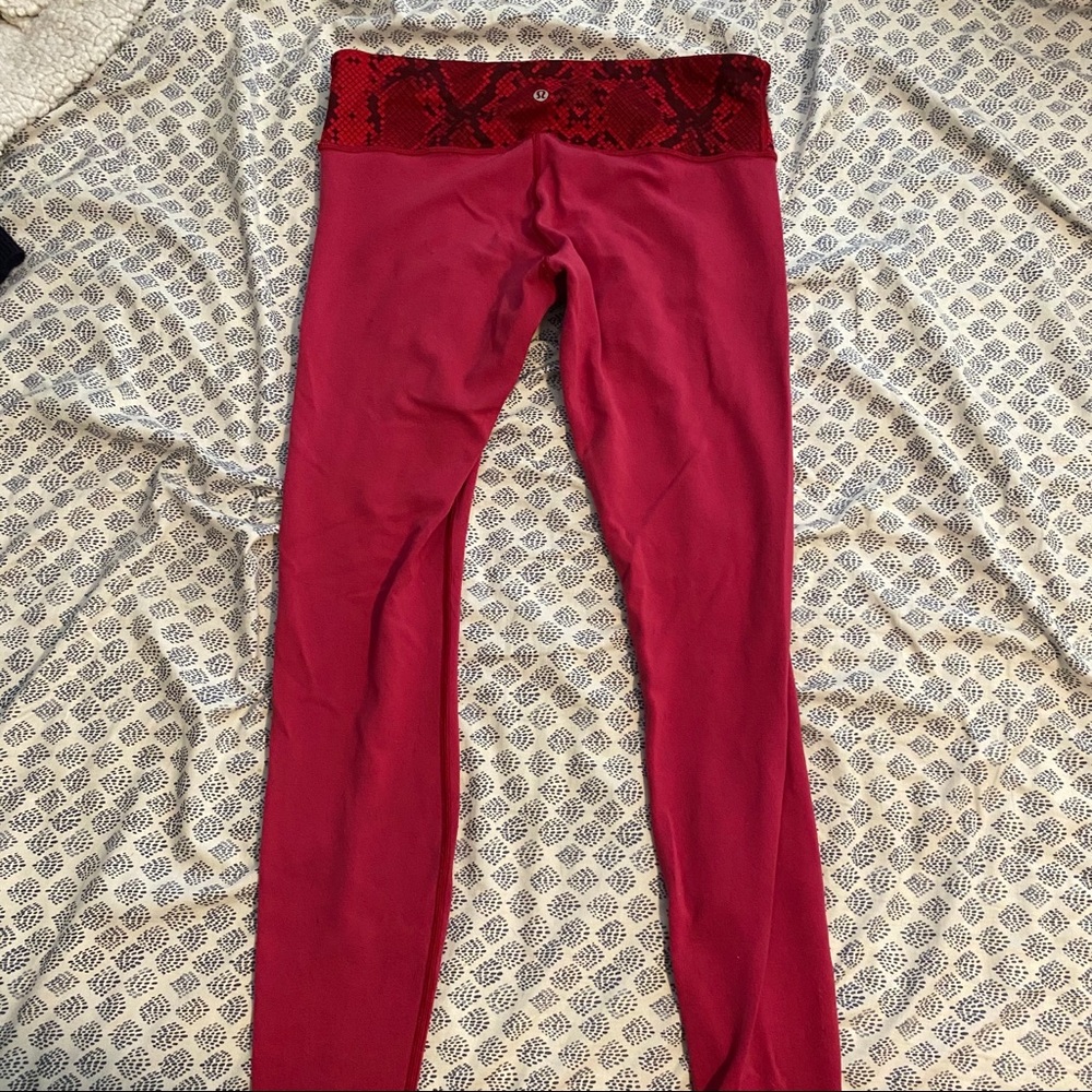 REVERSIBLE LULULEMON RED/CORAL LEGGINGS!